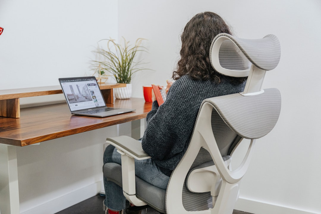 Photo posture office health spine long-term