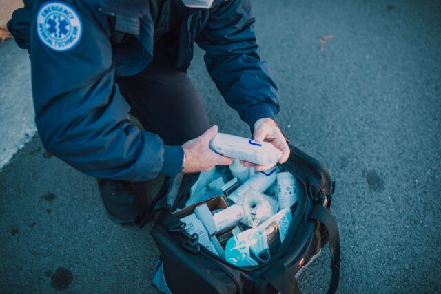 Bazin cu apă termală în aer liber, înconjurat de dealuri împădurite, într-o stațiune balneară